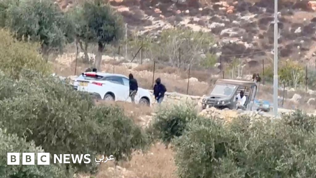 مستوطنون ملثمون يهاجمون وفداً دبلوماسياً أوروبياً في الضفة الغربية المحتلة